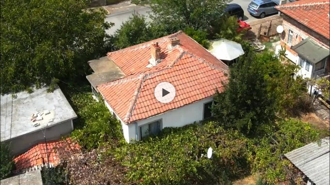 Намалена цена! Ъглов УПИ с три къщи и гараж в с. Маринка - 680 кв.м - Договаряне Едноетажна къща 110 кв.м РЗП 680 кв.м двор | Къщи, Вили | Маринка