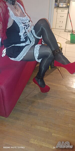 Пасивна SISSY Робиня Предлага на Активен мъж или на 2; 3 Мъже 24/7 участие в перверзен групов секс