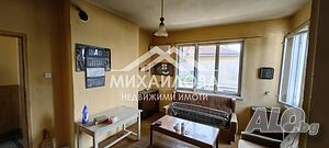 Продава триетажна самостоятелна къща близнак с отделен собствен двор в кв. Самара 1