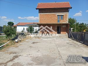 Продава триетажна къща с Сърнево