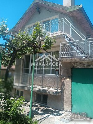 Продава двуетажна къща с Тракия