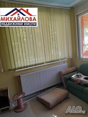 Триетажна къща