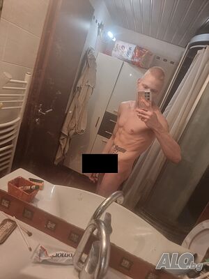 Максим - млад, естествен и чаровен 🔹 18 години 🔹 182 см, руса коса, сини очи 🔹 Пасивна и активна