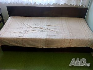 Продавам единично легло с матрак с повдигащ механизъм