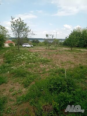 Парцел с изглед към реката