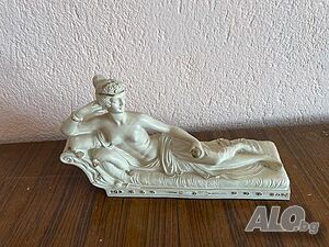 Гръцка кремава фигура - Жена, почиваща гола дама на шезлонг 33 см x 18 см -2,8 кг