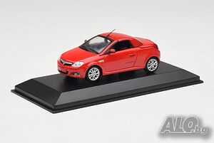 Opel Tigra TwinTop 2004 - мащаб 1:43 на Maxichamps моделът е нов в PVC дисплей-кейс
