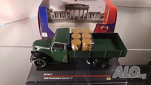 Phänomen Granit 27 1950 Donkergroen - мащаб 1:43 на IST Models модела е нов в PVC дисплей-кейс