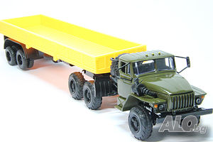 УРАЛ 44202 с полуприцеп Одаз-9370 - мащаб 1:43 на ЕЛЕКОН модела е нов в кутия