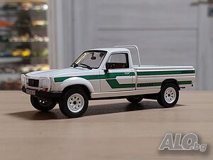 Peugeot 504 Pick-up 4x4 Dangel 1982 - мащаб 1:43 на Norev моделът е нов в PVC дисплей-кейс