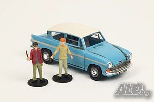 Ford Anglia с две фигурки на Хари и Mr. Weasley от филма Harri Potter - моделът е нов в кутия