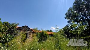 Стара къща с парцел разположена в с. Славяново, област Хасково