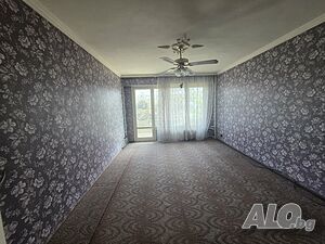 Просторен тристаен апартамент с отличен потенциал в кв. Куба, гр. Хасково