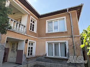 Самостоятелна Двуетажна Къща Под Наем с Двор в С. Царева Поляна