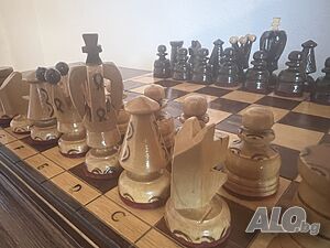 Шах с дървени фигури