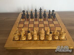 Шах с дървени фигури