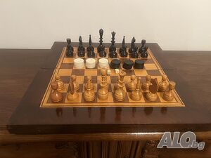Шах с дървени фигури
