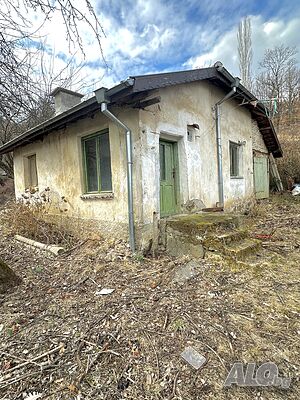 Къща с парцел от 1 дка за продажба в село Полена, област Благоевград.