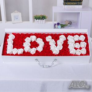 Ароматизирани рози в кутия с текст LOVE