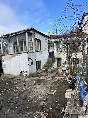двуетажна къща