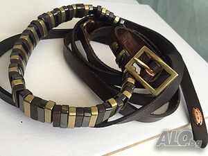 Дамски колан от естествена кожа, кафяв със златисти орнаменти, марка Guess.
