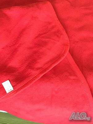 Червено ново одеяло, марка Pierre Cardin с размери 220x240 см, произведено в Испания.