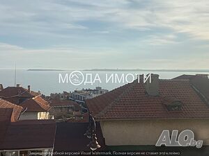 Къща в центъра на Свети Влас на търговска улица и две търговски помещения.