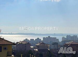 Продава се двуетажна къща с завладяваща гледка към морето и планините!