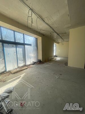 Помещение под наем в луксозна сграда на първа линия в Лазур