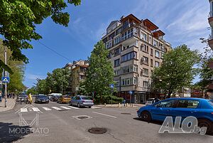 Тристаен обзаведен апартамент в идеалния център на града на улица Гурко.