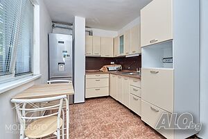 Двустаен с отделна кухня, плюс гараж