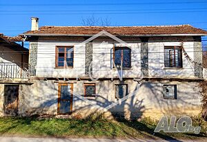 Двуетажна къща с двор за продажба в гр. Златарица, обл. Велико Търново
