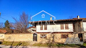 Двуетажна къща с каменна механа за продажба в гр. Златарица, обл. Велико Търново