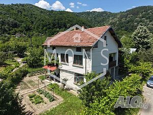 Просторна двуетажна къща с панорамни гледки в с. Стоките, обл. Габрово