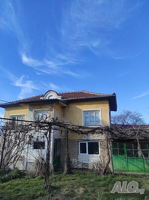 Продавам къща на село