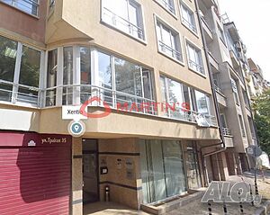 Обширен тристаен офис в центъра на София, до парк Заимов