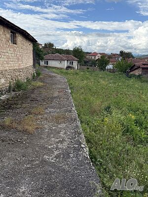 Самостоятелна къща с просторен двор 800 кв.м в с. Череша