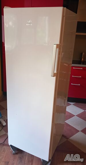 Вертикален фризер Indesit 245 л