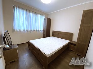 Спалня с матрак, нощни шкафчета и 2 гардероба от масив