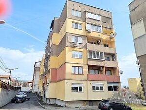 Голям апартамент с 3 спални, в кв. Изток, гр. Перник