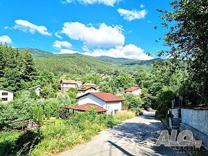 В продажба КЪЩА с голям равен двор с. Рударци, община Перник