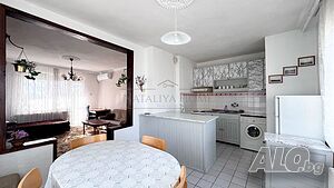 Етаж от къща с две спални и гараж в кв. Сарафово