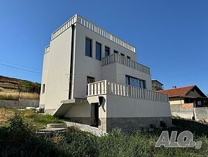 Триетажна къща с Акт 16 в с. Каменар с прекрасна панорама