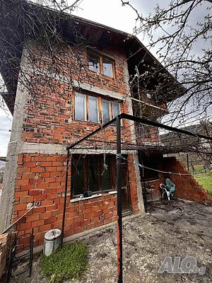 Масивна триетажна тухлена къща в китното селце Рударци