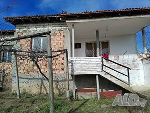 Къща в с. Върбен, три стай, голям коридор, ток и вода, къщата е с забележка относно коридора за ремо