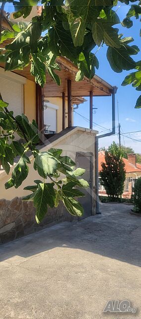 Двуетажна къща в Перущица