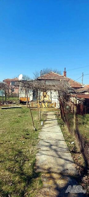 Имот със стара постройка в село Саранско