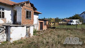 Къща с голям двор в село Каменец