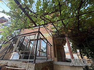Двуетажна къща в Каргона Двуетажна къща 130 кв.м РЗП 550 кв.м двор | Къщи, Вили | Каргон Ямбол