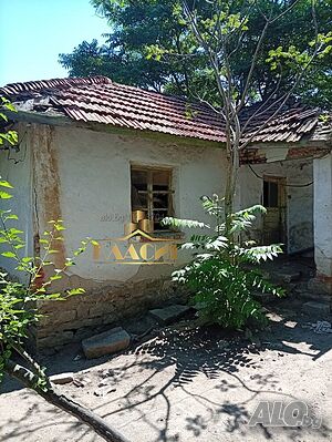 Парцел с къща за събаряне